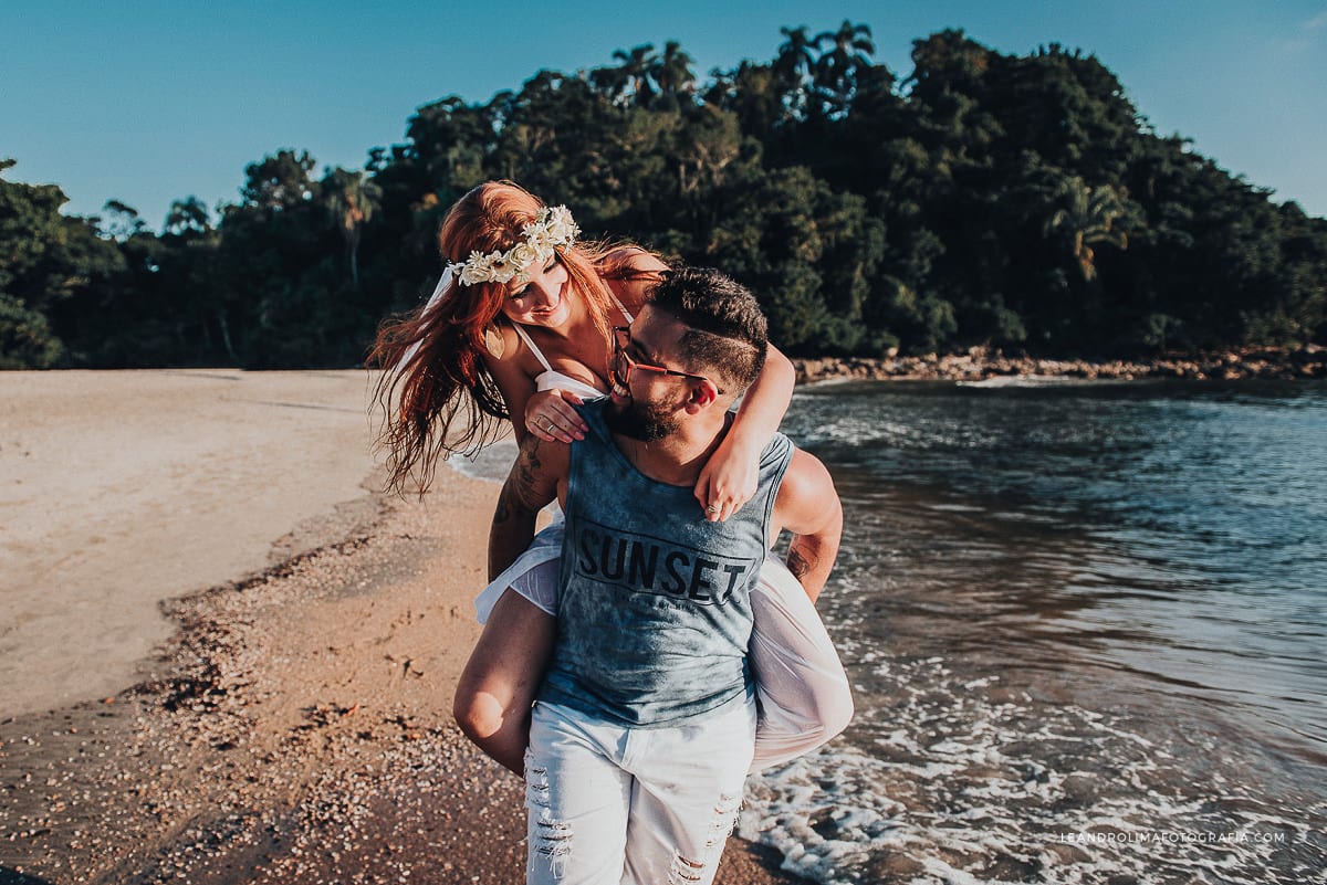 ensaio-fotografico-pre-wedding-book-casal-praia-por-sol