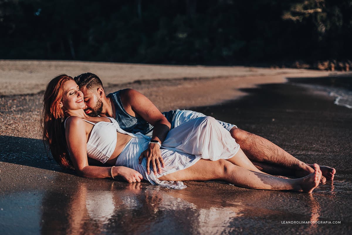 ensaio-fotografico-pre-wedding-book-casal-praia-por-sol