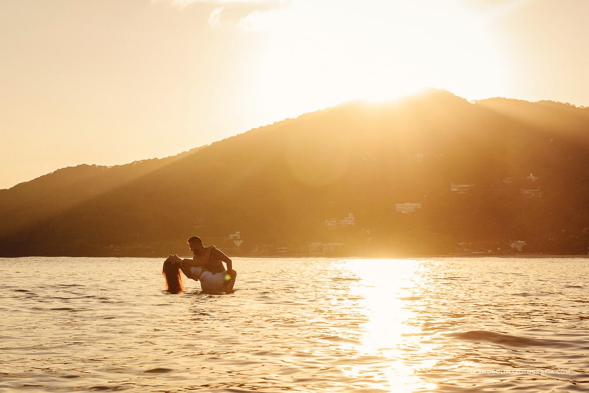 ensaio-fotografico-pre-wedding-book-casal-praia-por-sol